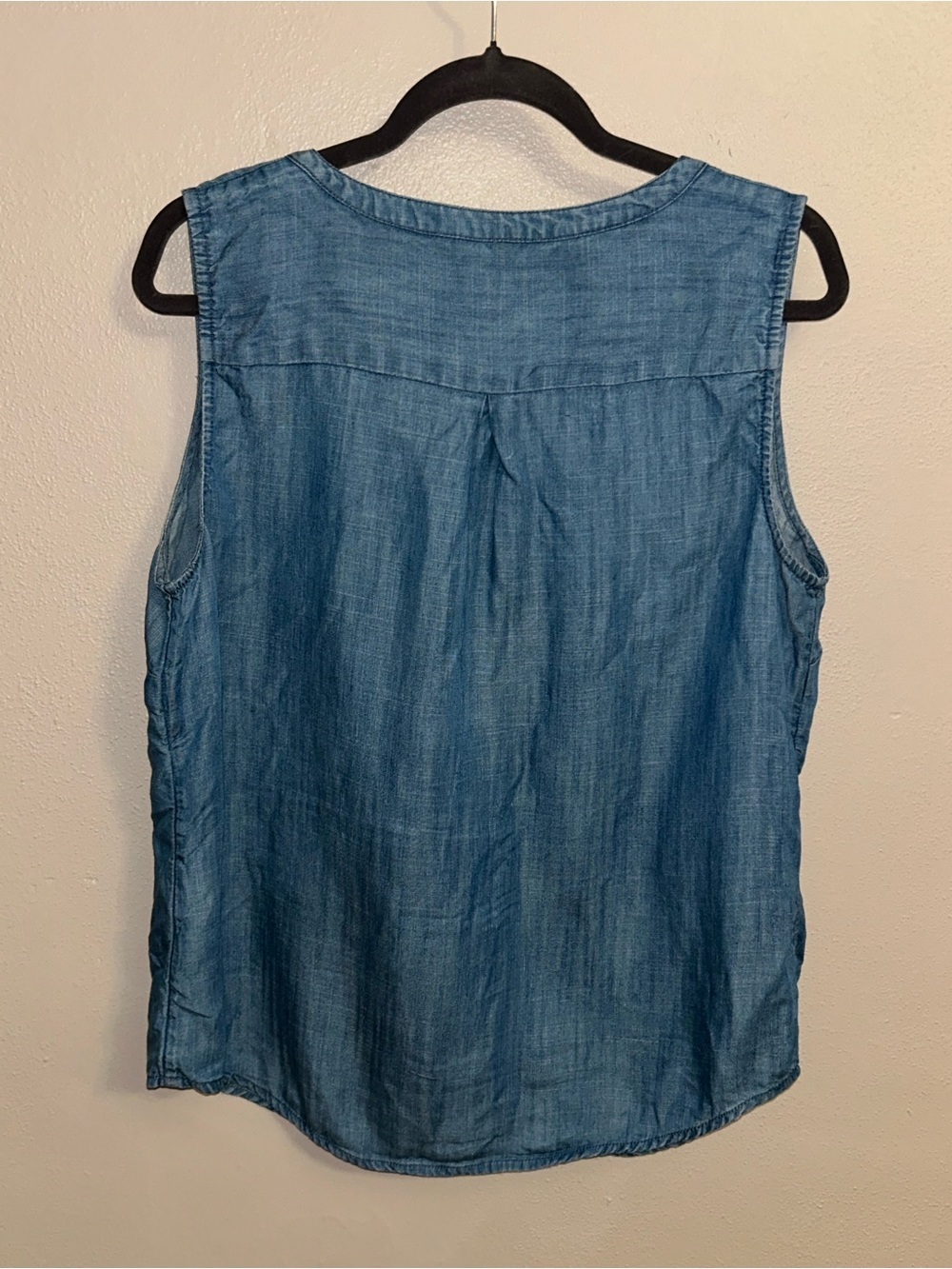 Talbots Chambray Sleeveless Blouse Large Ruffle Pintuck Tank - Picture 2 of 3